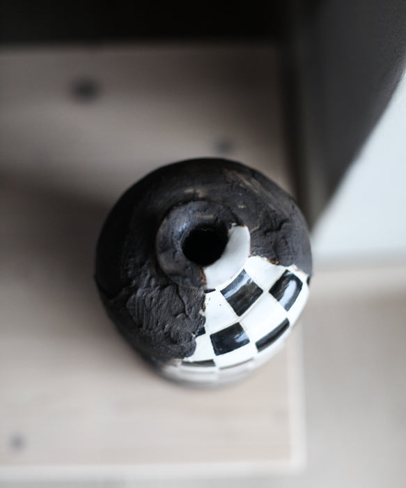 Vase n.1 Checks Temporary Capsule